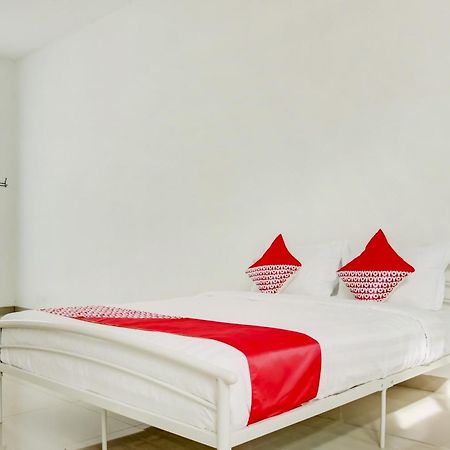 Hotel O Panakkukang Near Mall Panakkukang Formerly Golden White House Makassar Exteriör bild