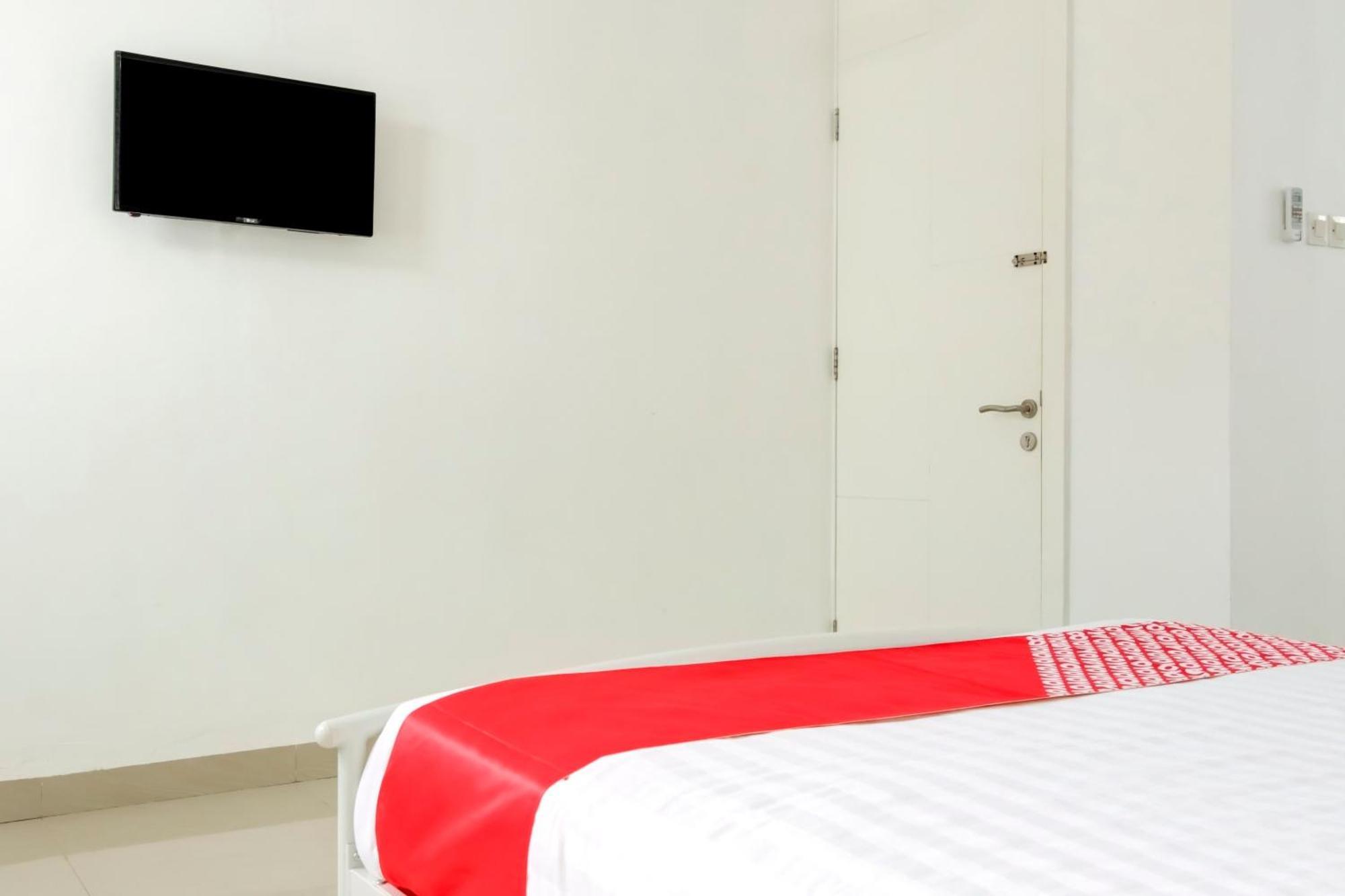 Hotel O Panakkukang Near Mall Panakkukang Formerly Golden White House Makassar Exteriör bild