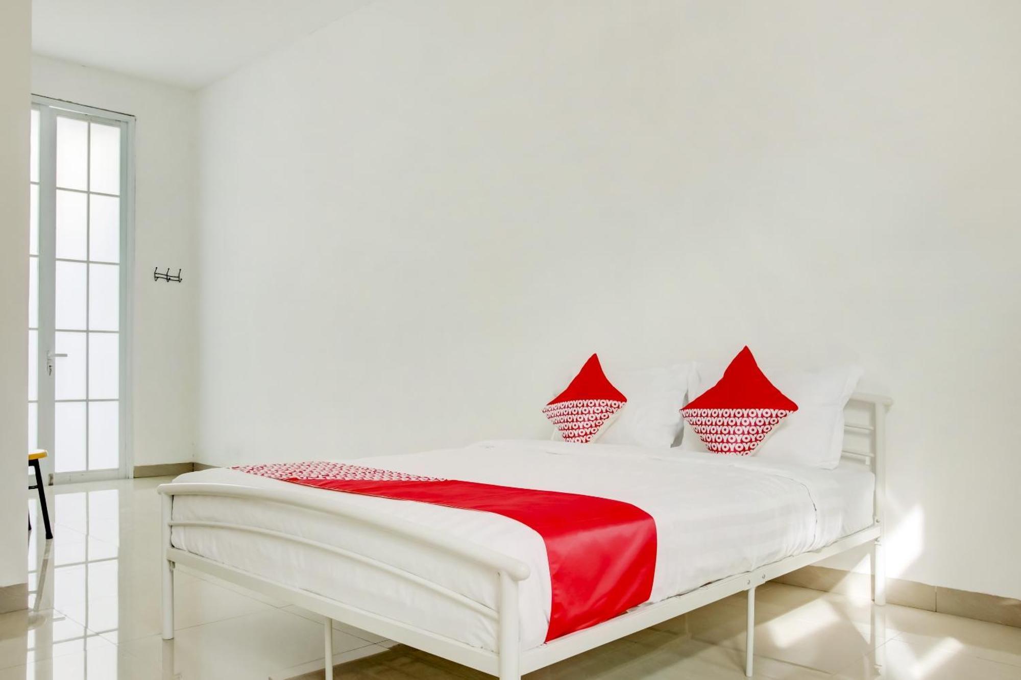 Hotel O Panakkukang Near Mall Panakkukang Formerly Golden White House Makassar Exteriör bild