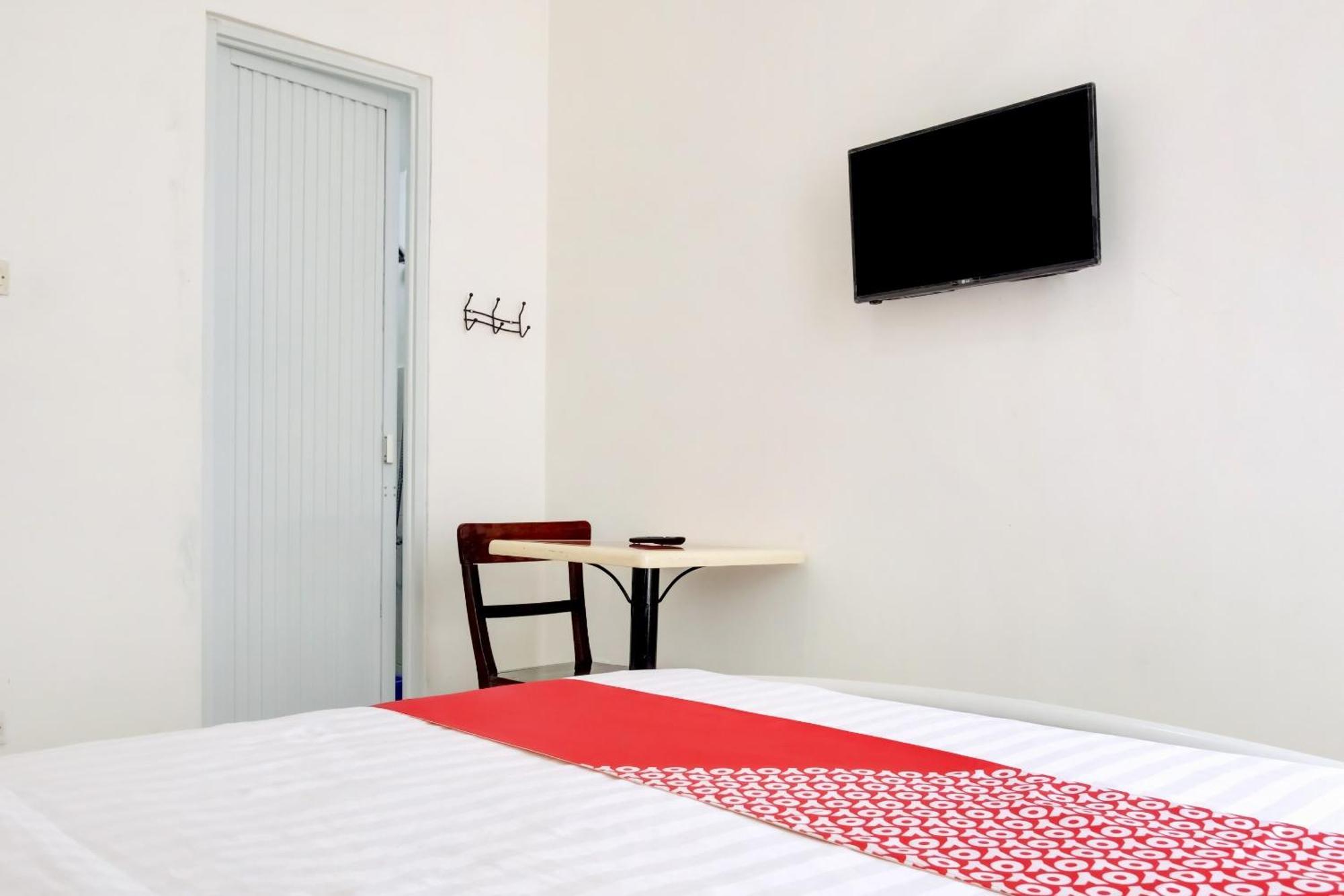 Hotel O Panakkukang Near Mall Panakkukang Formerly Golden White House Makassar Exteriör bild